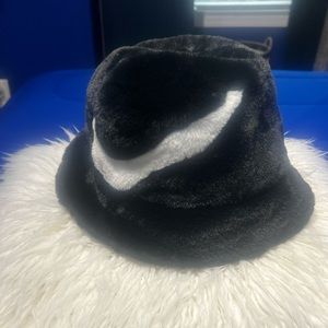 Nike Apex Faux-Fur Swoosh Bucket Hat
